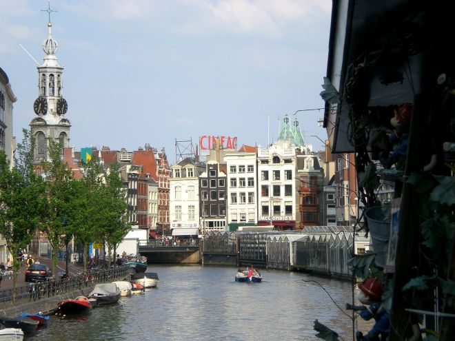 Singel, Bloemenmarkt und Munttoren vom Koningsplein aus gesehen