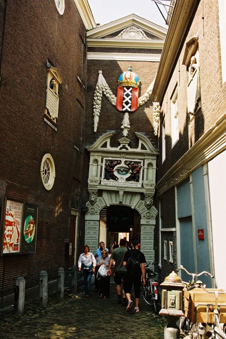 Eingangsportal Kalverstraat 92 des Historischen Museums – Weeshuispoort
