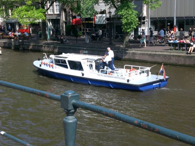 Patrouillenboot der Amsterdamer Polizei auf der Prinsengracht