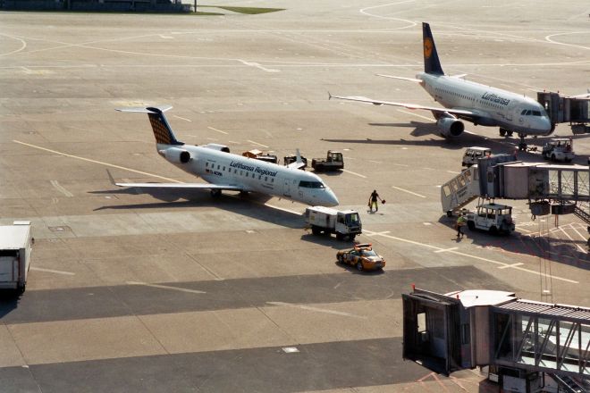 Canadair Regionaljet der Fluggesellschaft Eurowings auf dem Vorfeld des Flughafens Hannover