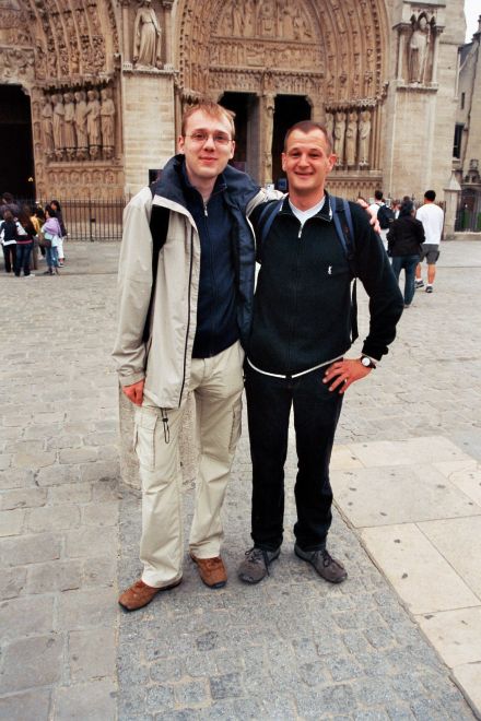 Wolf und Niki vor dem Hauptportal von Notre Dame