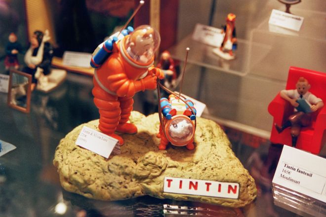 Tin-Tin-Figuren in einem Comic-Laden, »Schritte auf dem Mond«