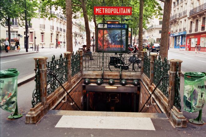 Eingang zur Metrostation »Notre-Dame-des-Champs«