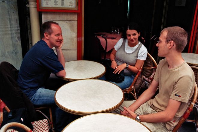 Mittagspause in einem Straßen-Café: Marco, Carole, Wolf