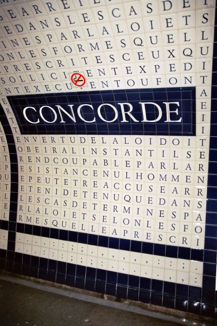 Metrostation an der Place de la Concorde<br>Deklaration der Menschenrechte auf Porzellankacheln
