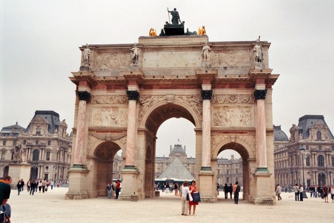 Arc de Triomphe du Carrousel und Musée du Louvre