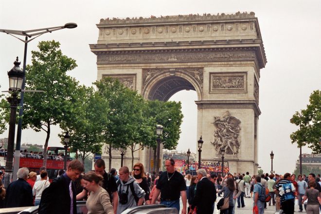 Der Triumphbogen - oder Arc de Triomphe, wie der Franzose sagt