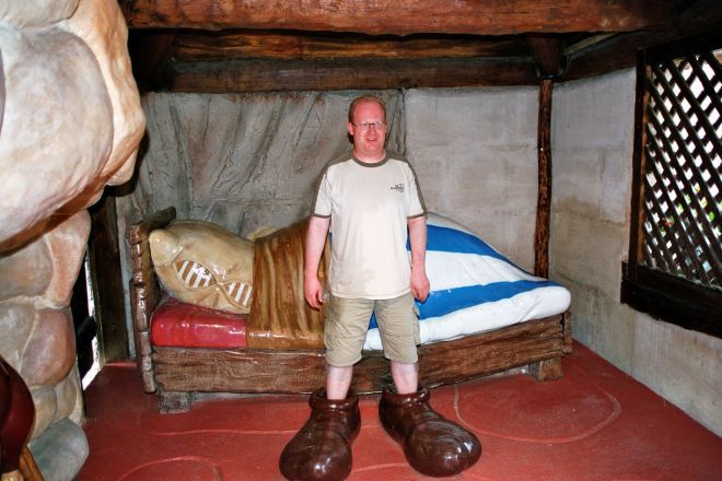 Obelix' Hütte: … und Schuhe in Größe 64