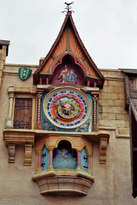 Uhr in der Mittelalterstadt mit zwei bekannten Galliern