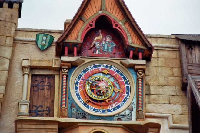 Uhr in der Mittelalterstadt mit zwei bekannten Galliern