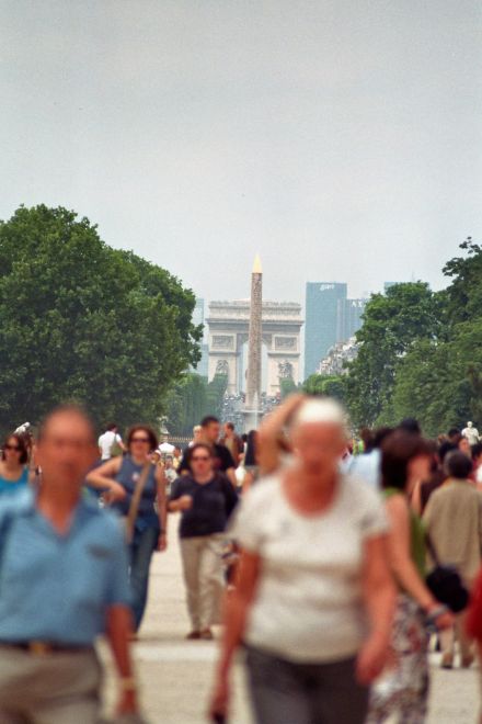 Blick von den Tuilerien auf den Obelisken und Triumphbogen
