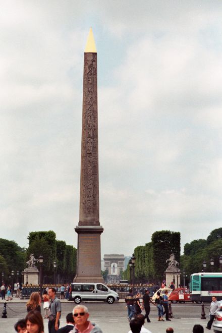 Place de la Concorde mit Obelisk und Blick auf den Arc de Triomphe