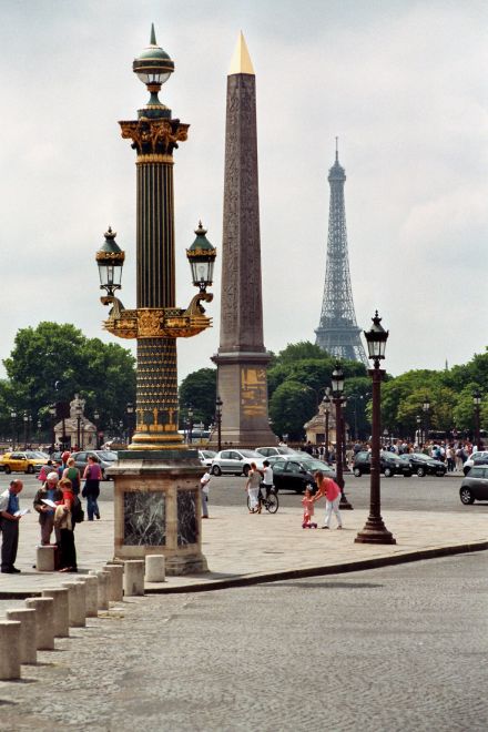 Place de la Concorde mit Obelisk und Blick auf den Eiffelturm