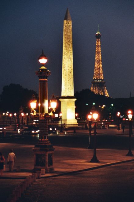 Lutetia bei Nacht - Place de la Concorde mit Obelisk und Blick auf den Eiffelturm