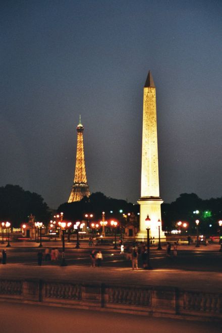 Lutetia bei Nacht - Place de la Concorde mit Obelisk und Blick auf den Eiffelturm