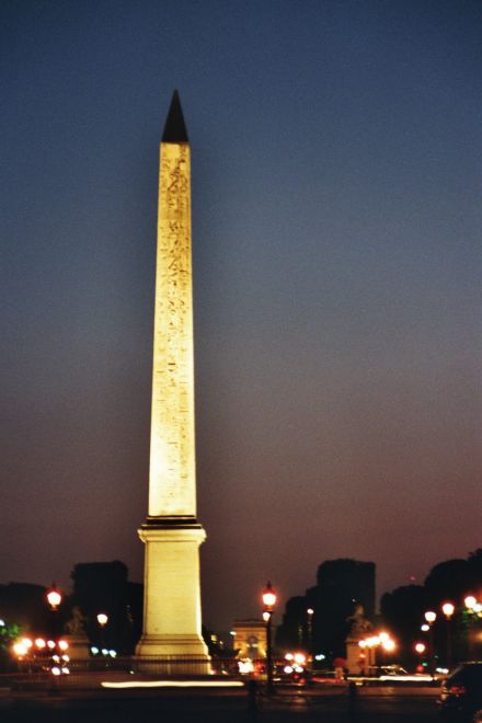 Lutetia bei Nacht - Place de la Concorde mit Obelisk und Blick auf den Arc de Triomphe