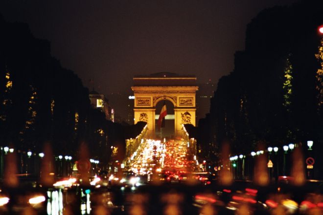 Lutetia bei Nacht - Blick von der Place de la Concorde<br>auf die Avenue des Champs Élysées und den Arc de Triomphe