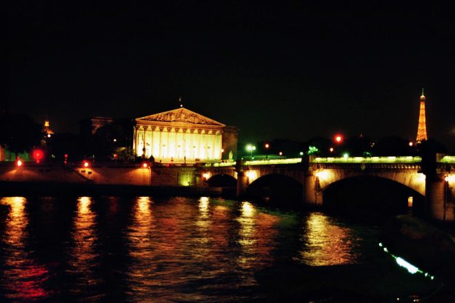 Lutetia bei Nacht - Blick auf die Assemblée National, Pont de la Concorde und Eiffelturm