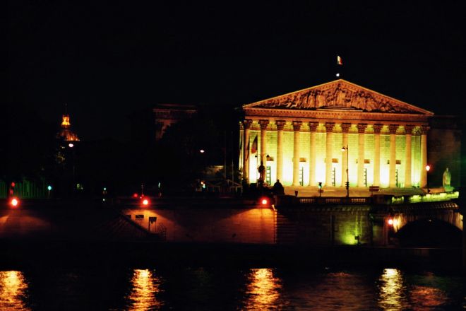 Lutetia bei Nacht - Blick auf die Assemblée National<br>Das schwache Leuchten links im Bild ist die Kuppel vom Invalidendom
