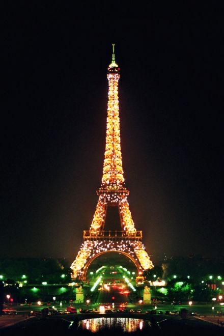 Lutetia bei Nacht - Blick vom Trocadéro auf den Eiffelturm<br>Immer zur vollen Stunden blinken für ein paar Minuten zig tausend Scheinwerfer
